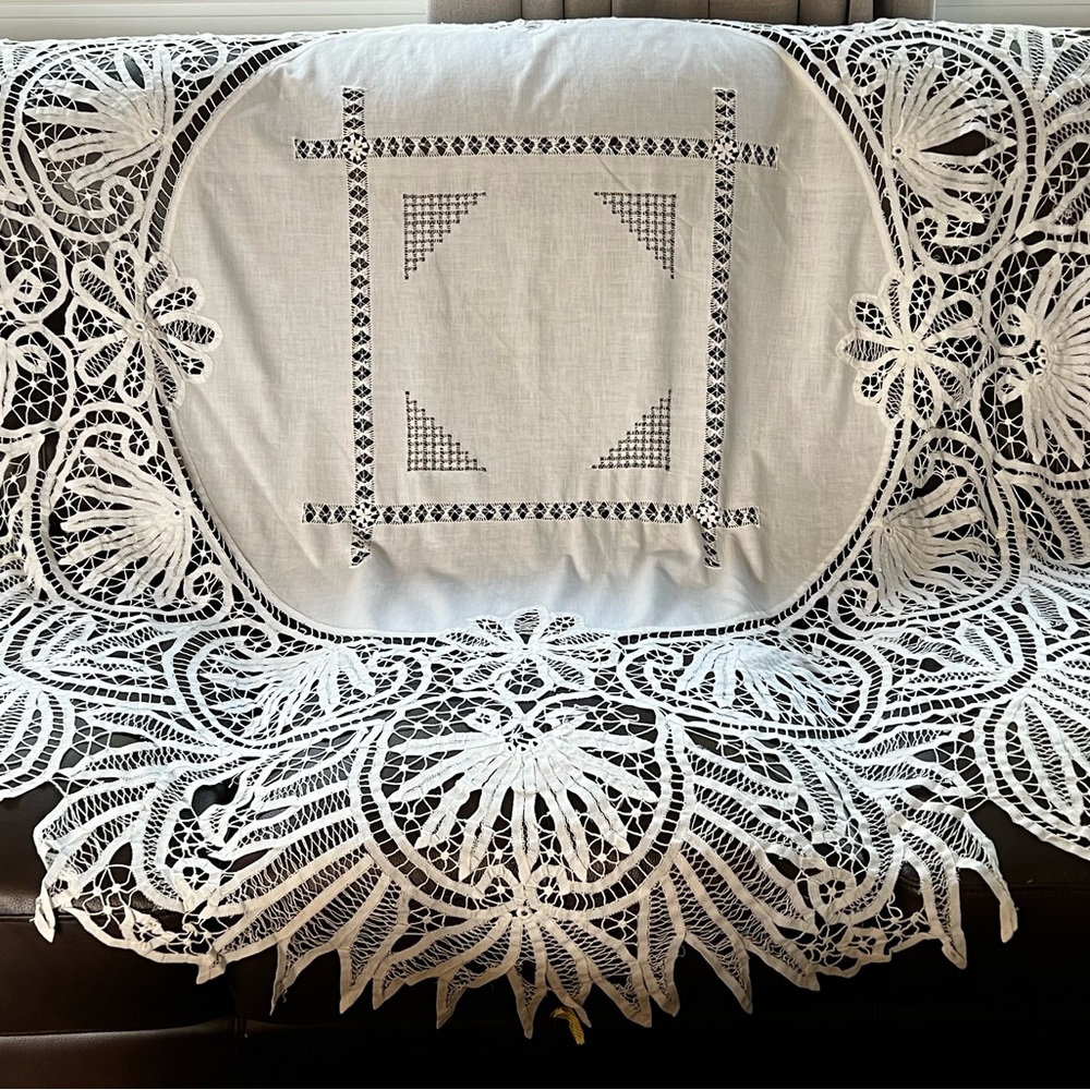 Vintage Battenberg Lace Round Table Cloth